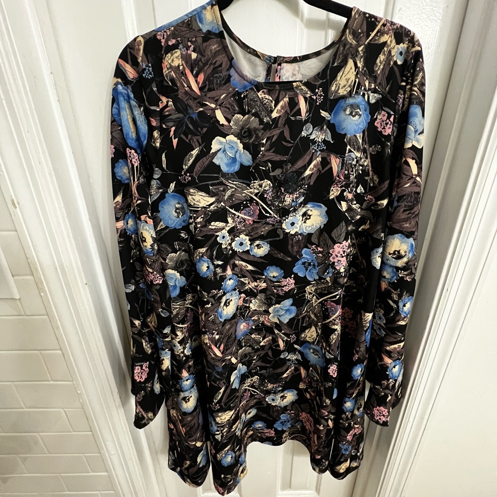 Women’s dress - floral - flare sleeve - size L